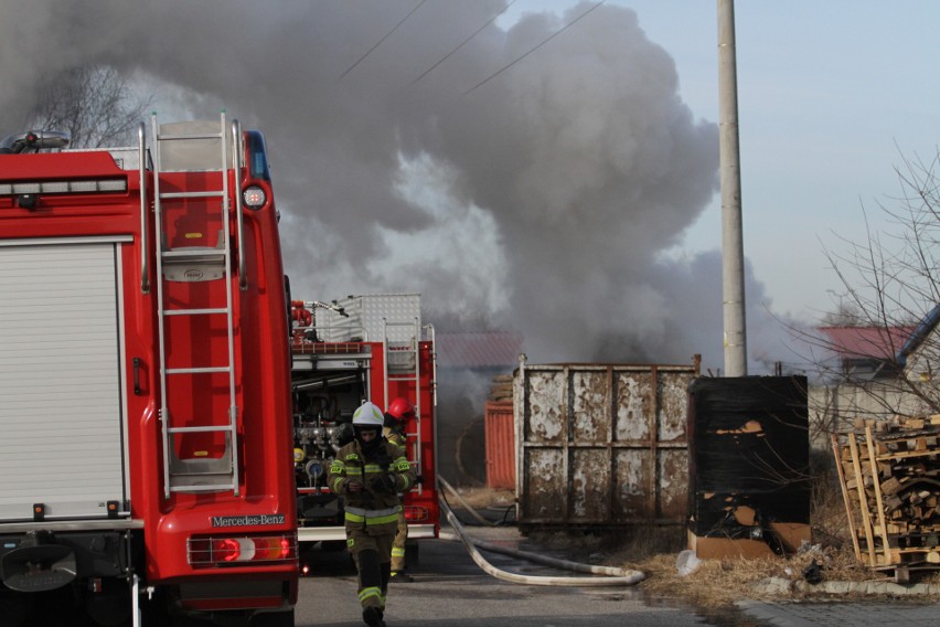 Pożar na złomowisku w Stalach. Słup dymu był widoczny z kilkunastu kilometrów [ZDJĘCIA] 