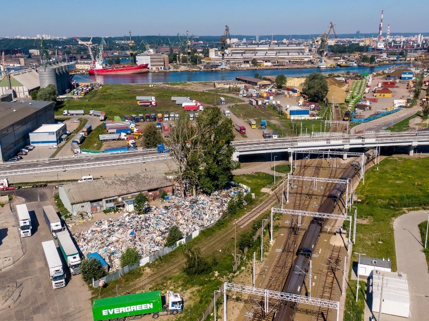 Nielegalne składowisko odpadów w Gdańsku. Wojewódzki...