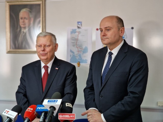 O gwarancji finansowania najważniejszej trasy biegnącej przez region radomski mówili na konferencji prasowej posłowie Marek Suski i Andrzej Kosztowniak.