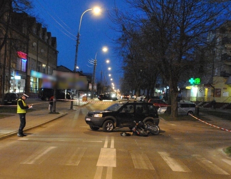 Augustów. Ul. Wojska Polskiego. Wypadek śmiertelny. Motocyklista nie żyje (zdjęcia)