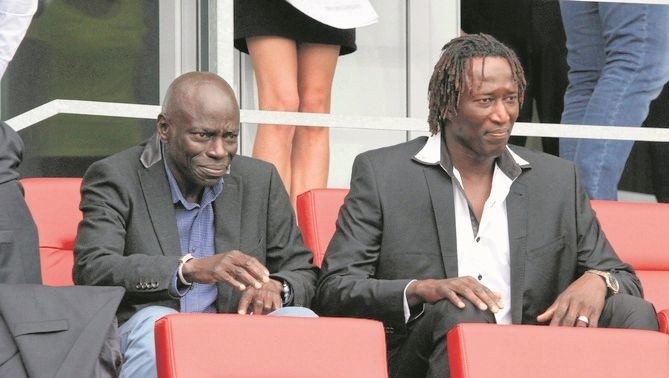Ibrahima Iyane Thiama (z prawej) i piłkarz Sarr Boubacar.