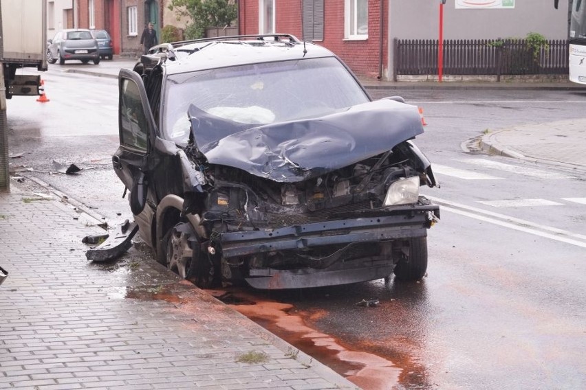 Groźny wypadek w Koziegłowach. Ciężarówka uderzyła w dom jednorodzinny [ZDJĘCIA]