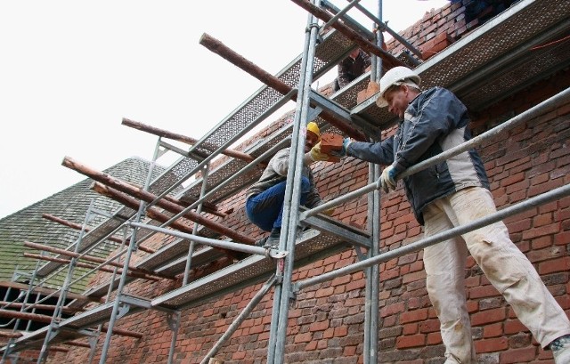 Trwa kolejny etap remontu. Tymczasem zaczęła się sypać jego południowa wieża, a powiat nie ma pieniędzy na kontynuowanie prac.