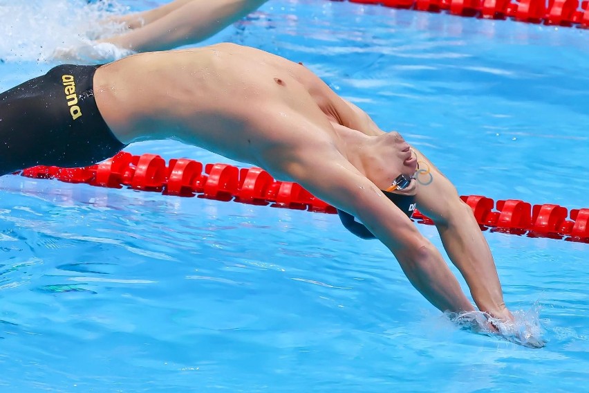 Radosław Kawęcki w finale 200 m stylem grzbietowym w Tokio...