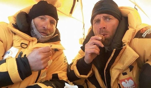 Na zdjęciu (od lewej) Piotr Tomala i Rafał Fronia podczas posiłku w obozie C1 na wysokości 5950 m n.p.m.