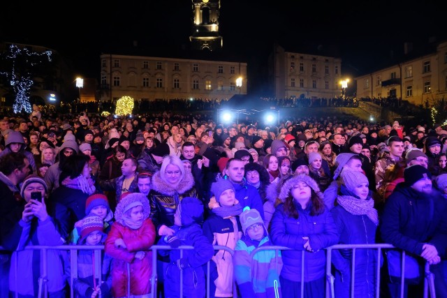 Gwiazdą muzyczną sylwestra 2018 na przemyskim Rynku był zespół Varius Manx i Kasia Stankiewicz. Życzenie noworoczne złożyli mieszkańcom prezydent Wojciech Bakun i przewodnicząca Rady Miejskiej Ewa Sawicka. Zamiast sztucznych ogni przygotowano pokaz laserowy. Zobacz także: Imponujący pokaz fajerwerków w Sydney. Tak Australia przywitała nowy rok