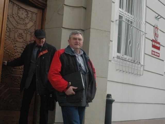 Marian P. razem ze swoim adwokatem wychodzi z gmachu Sądu Rejonowego w Oleśnie.