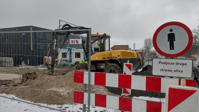 Trwają prace przy ul. Zacisze, obok nowej galerii handlowej Green Park w Zielonej Górze. Jeśli warunki atmosferyczne na to pozwolą, koszmar kierowców skończy się jeszcze w tym roku kalendarzowym