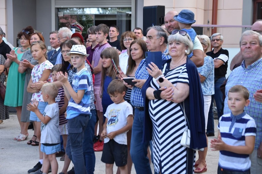 Pomnik Jana III Sobieskiego „Wiktoria Wiedeńska” stanął w Stalowej Woli. Uroczystość powitania arcydzieła z brązu przyciągnęła tłumy 