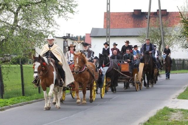 Zwyczajem poniedziałku wielkanocnego jest procesja konna, w której bierze udział również ksiądz. Po uroczystej mszy w intencji dobrych urodzajów orszak objeżdża pola, które kapłan poświęca.