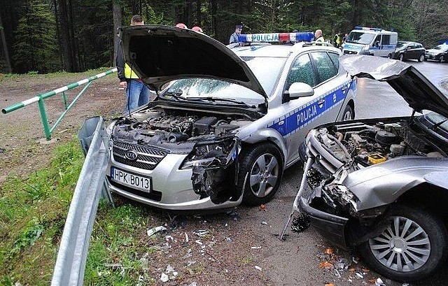 Opel uderzył radiowóz. Dwóch rannych funkcjonariuszy [ZDJĘCIA]