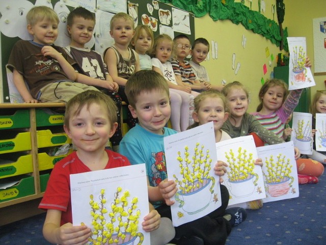 Dzieci prezentują swoje prace związane z wiosną. - Najpierw wycinałyśmy bibułę, a później przyklejałyśmy ją do papieru - tłumaczyły nam przedszkolaki ze Zwierzyna.