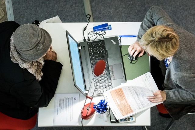 Jeśli ktoś ma pytania i wątpliwości odnośnie rozliczeń PIT, może skorzystać ze strony www.szybkipit.pl, gdzie znajdzie poradniki, instrukcje i aplikacje, przez którą może zadąć pytania ekspertom.