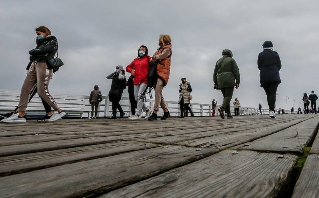 Wszyscy z nas mają już dość noszenia maseczek. Nie dość tego wkrótce temperatury wystrzelą w górę, a to oznacza, że noszenie maseczki stanie się bardziej uciążliwe. Czy w wakacje można będzie zdjąć maseczki? Sprawdźcie!WIĘCEJ NA KOLEJNYCH STRONACH>>>