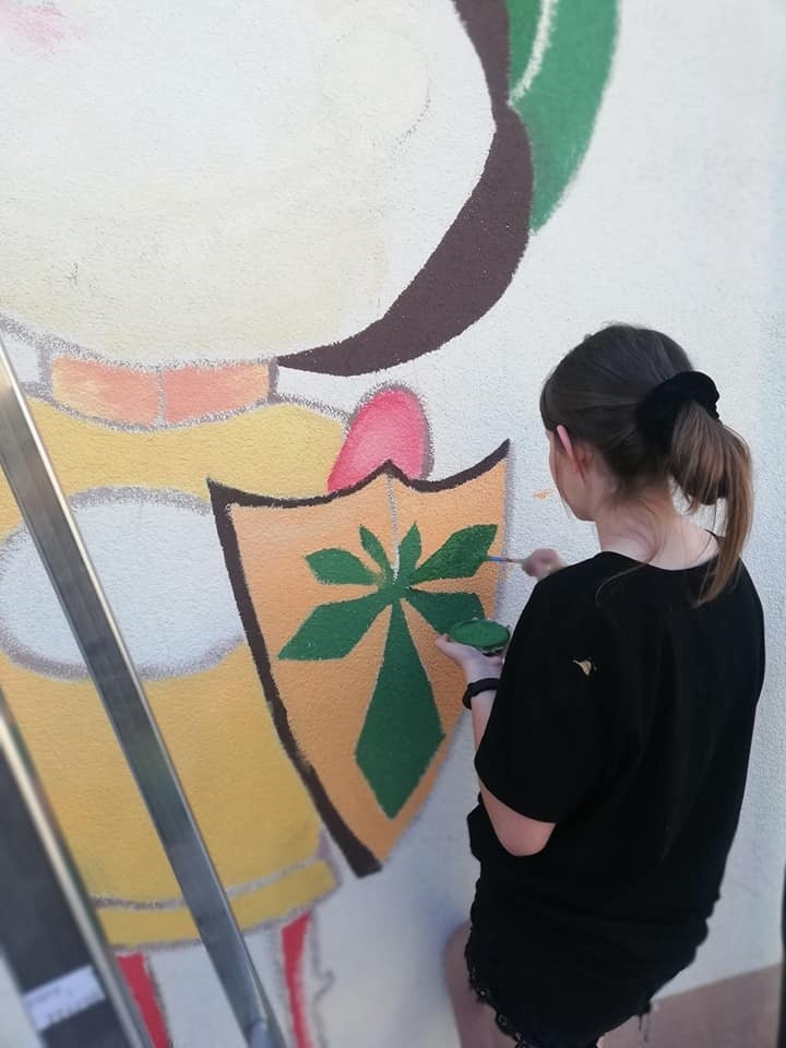 Mural przy Młyńskiej w Bytowie. Bycio herbu Kasztan bawi...