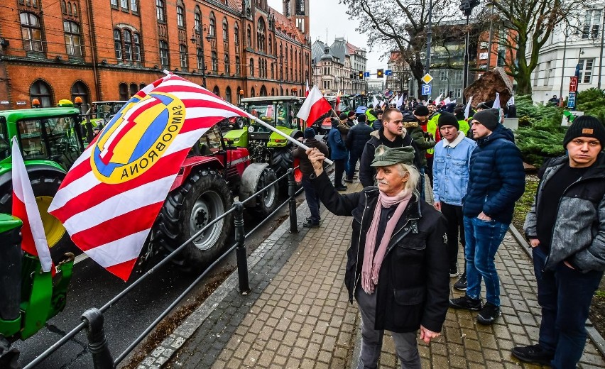 Protest rolników i blokada przejazdu przed urzędem...