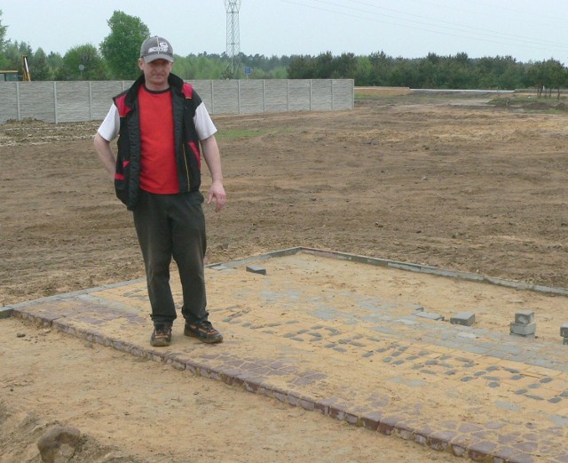 - Brakuje mi słów, żeby opisać swoje wzburzenie. Sponsorzy pomogli nam, zafundowali kostkę brukową i jej ułożenie, a ktoś po prostu to ukradł &#8211; denerwował się Ryszard Augustyn, prezes Radomskiego Towarzystwa Motocyklowego.