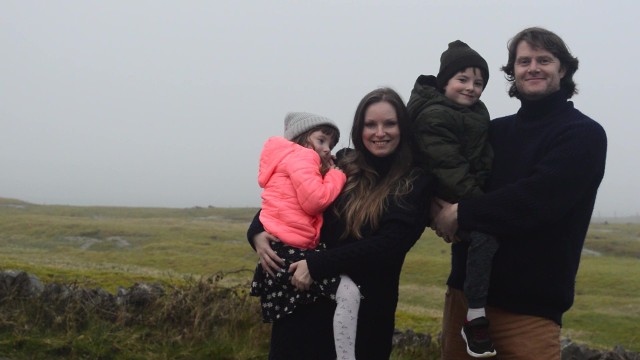 Anna i MacDara Ó Conaola mieszkają na wyspie Inis Mór wraz Michelle Elizą i Seánem Kazimierzem