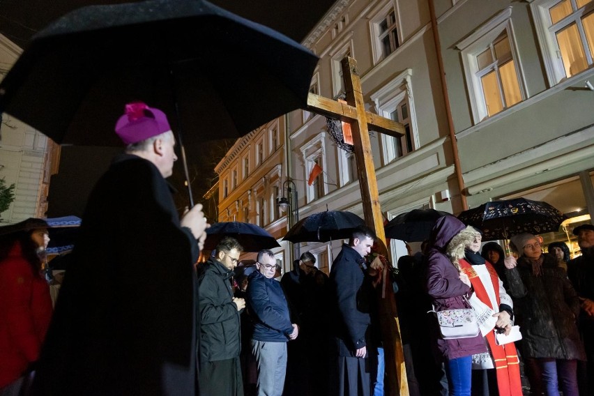 Wierni wyruszyli w piątkowy wieczór sprzed bydgoskiej...