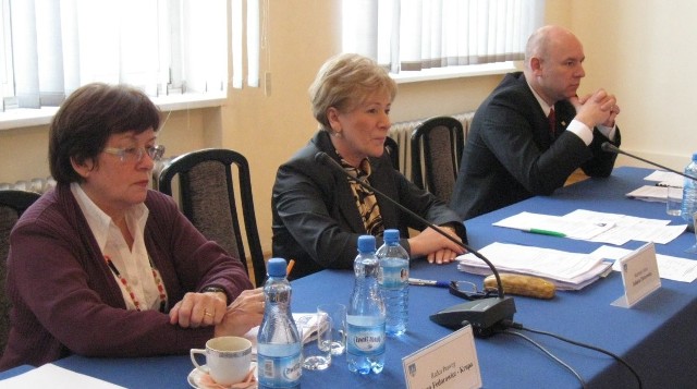 Od lewej: radczyni prawna Bożena Fedorowicz-Krupa, burmistrz Andrzej Ogrodnik i skarbnik Jolanta Piotrowska, z uwagą wysłuchują zastrzeżeń radnych.