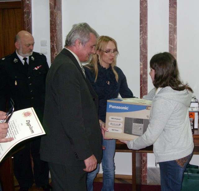 Nagrody najlepszym uczniom w turnieju wiedzy pożarniczej wręczył Tadeusz Osiński, starosta radomski.
