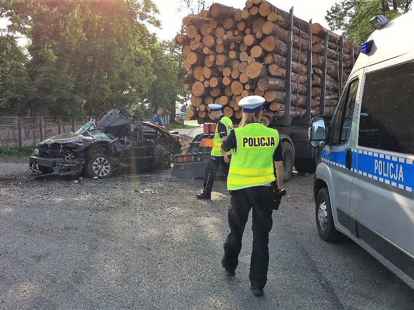 Śmiertelny wypadek w Wygodzie koło Nakli pod Bytowem 10.05.2018. Zderzyły się samochód osobowy z ciężarowym. Nie żyje 24-latek [zdjęcia]