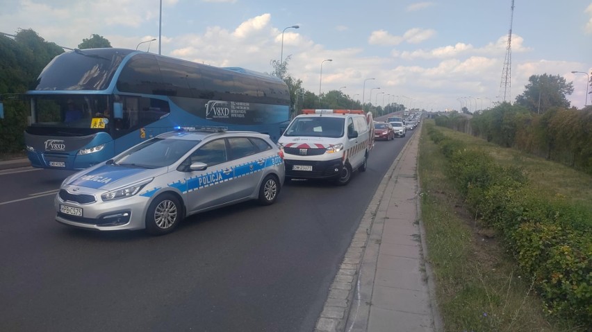 Wypadek samochodów we Wrocławiu. Pas na ul. Klecińskiej i...