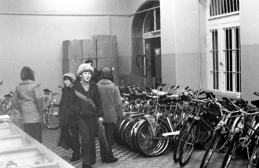 Zimą 1977 roku w dobrze zaopatrzonym sklepie rowerowym przy...