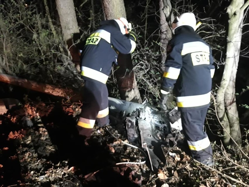 Zderzenie pojazdów w Iwanowicach. Staranował latarnie i wylądował w rowie