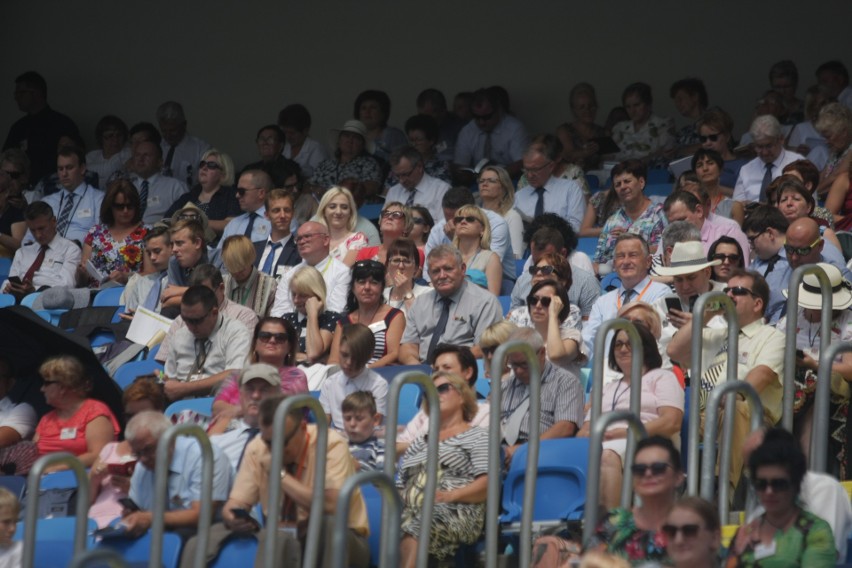 Kongres Świadków Jehowy na Stadionie Śląskim. Dzień 1. Wierni w Chorzowie przez trzy dni będą brać udział w spotkaniach ZDJĘCIA