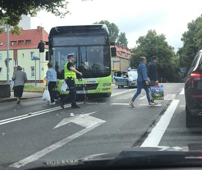 Do potrącenia pieszego przez autobus na tym samym przejściu...