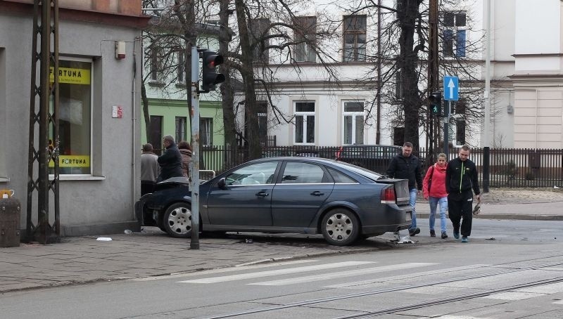 Wypadek na Gdańskiej. Auto uderzyło w budynek [ZDJĘCIA]