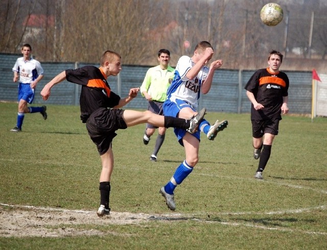 Juniorzy starsi Orlów Rzeszów (czarno-pomaranczowe stroje) zremisowali z Pogonią Lezajsk 3-3 w rozgrywkach II Podkarpackiej Ligi Juniorów.