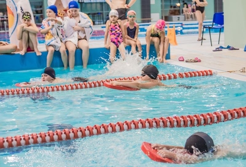 Pływackie mikołajki w Powiatowym Centrum Sportowym w Staszowie