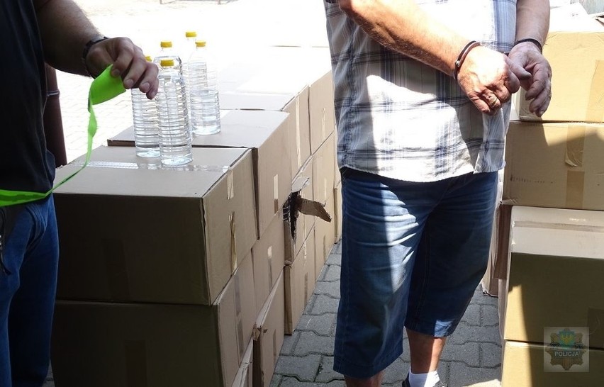 Prawie 800 litrów trefnego alkoholu zabezpieczyli policjanci i celnicy na brzeskim targowisku