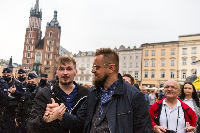 Kraków. Paweł Tanajno na ostatniej prostej kampanii. Przyjechał pod Wawel, by zjednać sobie wyborców