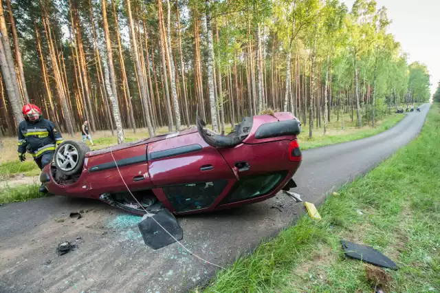 Do wypadku doszło w środę około godziny 19 na drodze między Manowem i Strzekęcinem. Zderzyły się tam dwa samochody osobowe mazda i citroen.