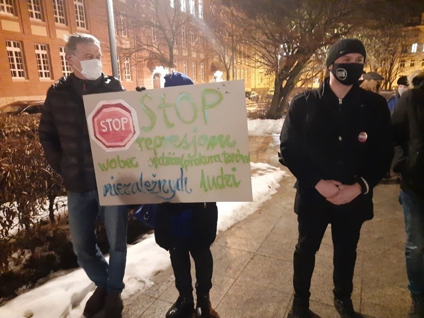 KOD Opole. Solidarni z represjonowanymi sędziami. Akcja na Pl. Daszyńskiego