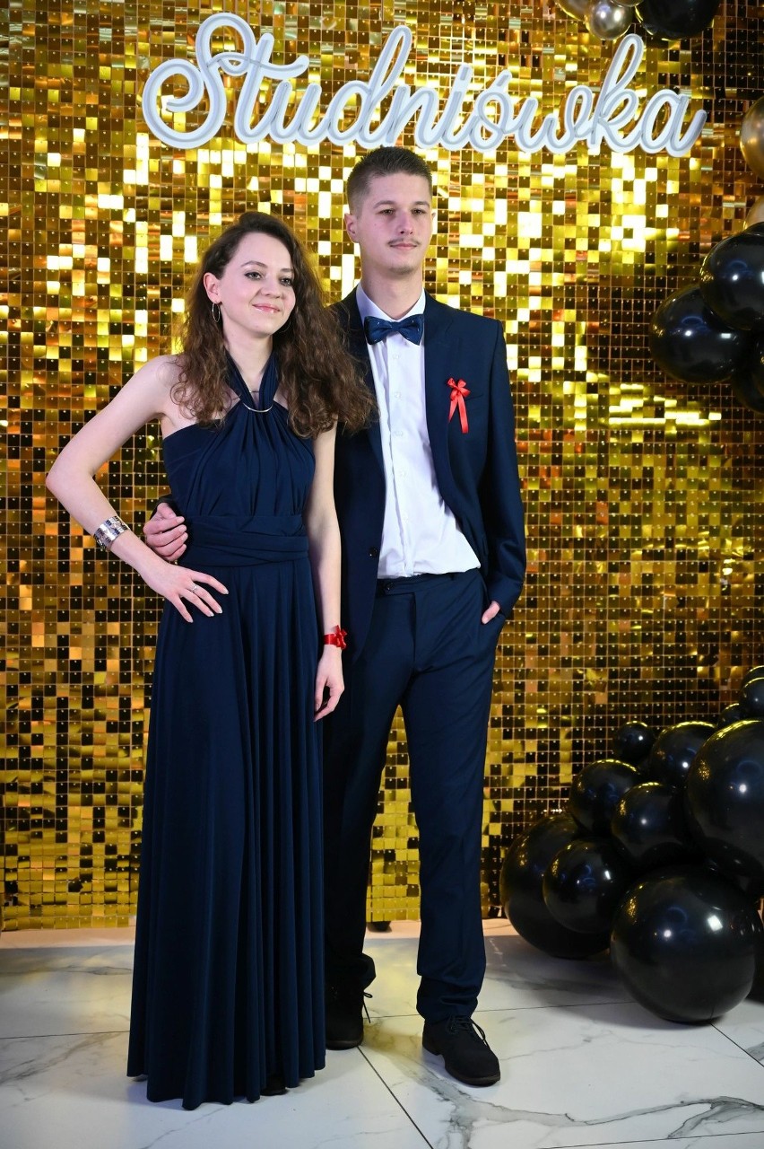 Ależ piękne pary! Młodzież z Zespołu Szkół Ekonomicznych przy Langiewicza w Kielcach wyglądała obłędnie