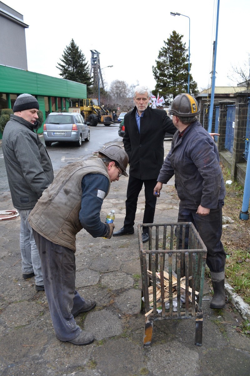 Strajk na Śląsku: miasteczko namiotowe przed kopalnią...