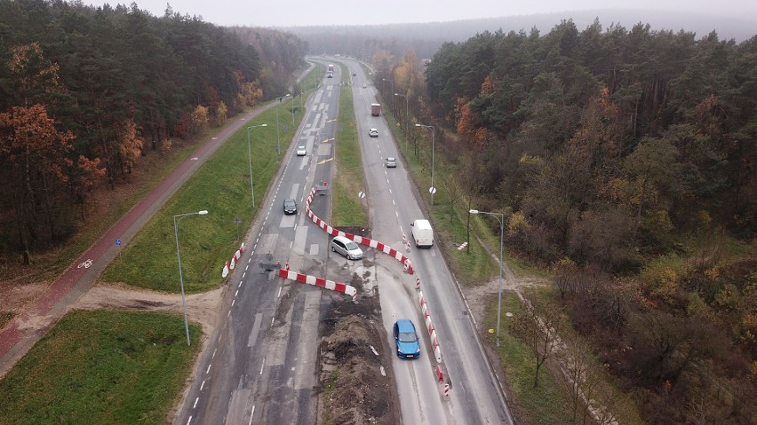 Drogowe szaleństwo na kluczowej drodze w Kielcach! Pomiędzy nowiutkim asfaltem zostawiają... łaty i koleiny. Dlaczego?