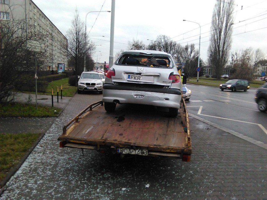 Wypadek na Grabiszyńskiej. Auto wjechało w przystanek, 3 osoby ranne (FILM, ZDJĘCIA)