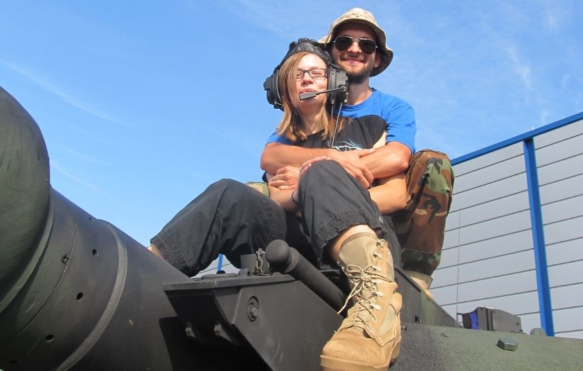 Niesamowite! Na targach zbrojeniowych w Kielcach zaręczyny w czołgu! 
