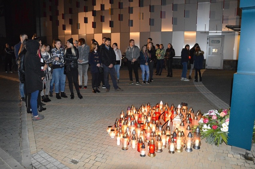Po ataku nożownika w Stalowej Woli. Zapalili przed galerią VIVO! znicze pamięci i bólu [ZDJĘCIA]