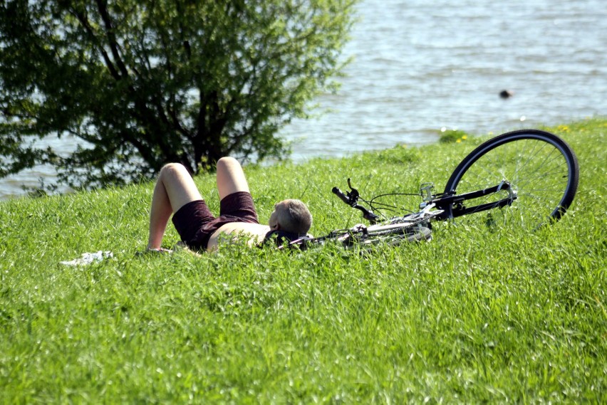 Rower, grillowanie a może opalanie? Lublinianie spędzają weekend nad Zalewem Zemborzyckim (ZDJĘCIA)