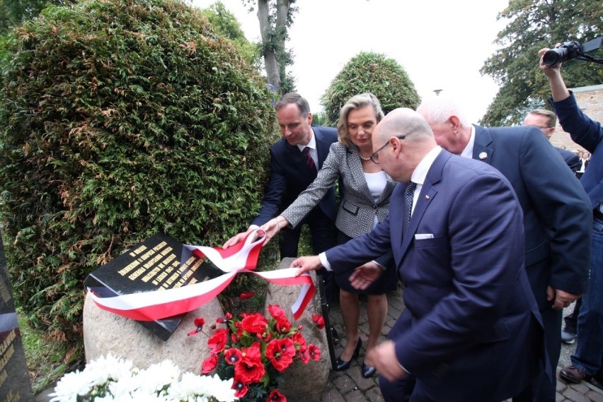 Wpadka w Sławnie - tablica upamiętniająca bohaterów spod Monte Cassino z błędami ortograficznymi [ZDJĘCIA, WIDEO]