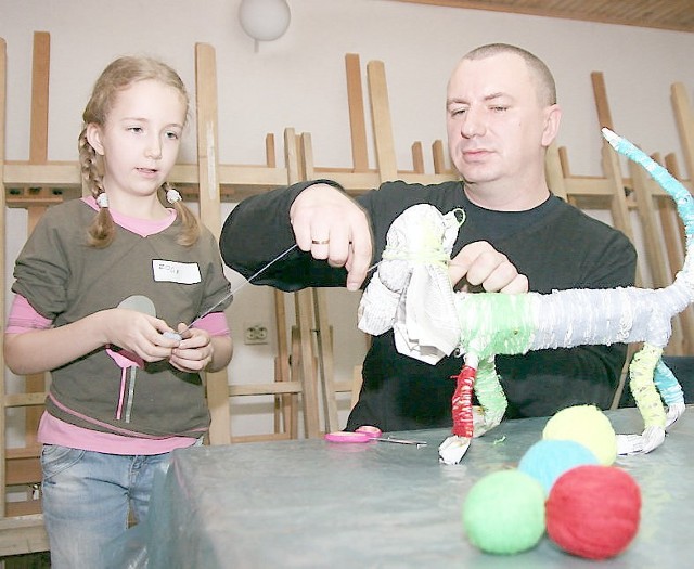 Piotr Naumowicz z córką Zosią postanowili spędzić niedzięlę w galerii tworząc zwierzaki z włóczki i papieru