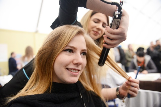 Szkoły i uczelnie kuszą, czym mogą. Darmowymi badaniami, wykonywaniem makijażu, fryzur, oryginalną muzyką, symulacjami rozpraw sądowych. Targi edukacyjne przyciągają wielu młodych.- Czego szukam? Szkoły, kierunku, po którym będę dobrze zarabiać - mówi licealista Łukasz Nadolski, którego spotkaliśmy na Targach Edukacyjnych Absolwent 2016 w hali Gimnazjum nr 2 w Zielonej Górze we wtorek 8 marca. Nastolatka zainteresował kierunek górnictwo i geologia. Bo jak wyjaśnia, KGHM jest bogaty! A do Polkowic niedaleko. Tam bowiem kierunek ten prowadzi Uczelnia Jana Wyżykowskiego. Julia Polańska z Gubina uczy się na logistyka. Czy planuje też studia na tym kierunku? Jeszcze tego nie wie, a w odpowiedzi na to pytanie ma jej pomóc m.in. wizyta na targach. Zresztą nie tylko jej. Liczą na to licealistki Oliwia Pałka i Paulina Flak. A także gimnazjaliści Ada Nowak i Filip Bednarczyk z Zielonej Góry. Stara się ich zachęcić Aleksandra Duriasz z Zespołu Szkół Budowlanych. Jej zdaniem warto wybrać tę szkołę, bo budowlanka oznacza dziś pracę i dobre zarobki. Więcej przeczytasz w środowym 9 marca papierowym wydaniu Gazety Lubuskiej oraz na plus.gazetalubuska.pl