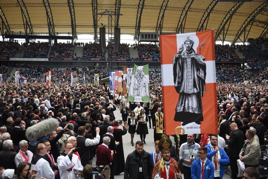 Biskupi na rocznicy chrztu: Potrzebna pomoc uchodźcom