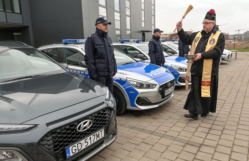 Mikołajkowy prezent dla gdańskich policjantów - 7 radiowozów
